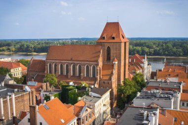 Torun, Polonya - 19 Ağustos 2022: Saint John Bazilikası ve Polonya 'nın merkezindeki diğer eski ya da modern yapılar