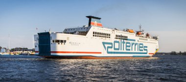 Swinoujscie, Batı Pomeranya - Polonya - 11 Haziran 2023: Ystad 'dan Swinoujscie limanına giden Mazovia feribotu. Yolcuları ve arabaları taşı