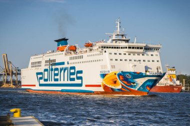 Swinoujscie, Batı Pomeranya - Polonya - 11 Haziran 2023: Ystad 'dan Swinoujscie limanına giden Mazovia feribotu. İsveç 'ten yolcu ve araba nakli