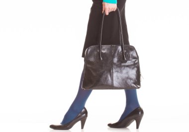 Siyah çanta taşıyan zarif giyimli bir kadının eli. Beyaz arka plan. İş konsepti