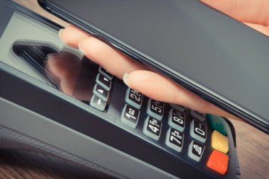 Cep telefonu ya da ödeme terminali olan akıllı telefon. Kredi kartı okuyucu. Alışveriş için para ödemeden. Finans ve bankacılık kavramı