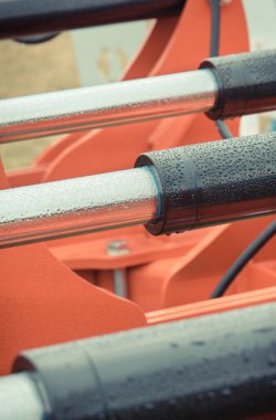 Kırmızı pnömatik ya da hidrolik makinede siyah pistonlar ya da aktivatörler. Teknoloji ve mühendislik