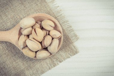 Doğal vitamin ve mineraller içeren fıstıklar. Sağlıklı beslenme