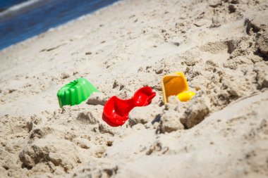 Çocuklar dinlenmek ya da kumsalda oynamak için plastik oyuncaklar. Yaz, tatil ve çocuk gelişimi