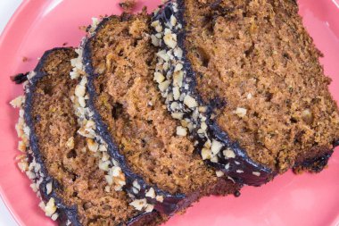 Fındık ve kuru üzümlü kabak hamuru parçaları. Lezzetli tatlı. Beyaz arkaplan