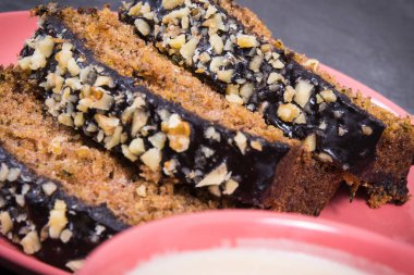 Kabak ve bir fincan beyaz kahveden yapılmış taze ev yapımı hamur işi. Tatlı nefis.