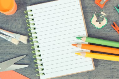 Okulda ya da anaokulunda öğrenim için kullanılan not defteri ve kırtasiye aksesuarları. Yaratıcılığın gelişimi, mantıksal düşünce ve çocukların motor becerileri