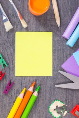 Okulda ya da anaokulunda öğrenmek için kullanılan farklı kırtasiye malzemeleri. Yaratıcılığın gelişimi, mantıklı düşünme, koordinasyon ve çocukların motor becerileri. Sarı kartta metin için yer