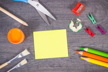 Okulda ya da anaokulunda öğrenmek için kullanılan kırtasiye malzemeleri. Yaratıcılığın gelişimi, mantıklı düşünme, koordinasyon ve çocukların motor becerileri. Sarı kartta metin için yer