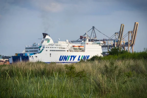 Swinoujscie, Batı Pomeranya - Polonya - Haziran 09, 2022: Skaniaferry Swinoujscie limanına giriyor. Ystad 'dan yolcu ve araba taşıyın.