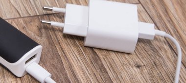 Beyaz şarj aleti ve harici güç bankası boş akıllı telefon bataryasını veya diğer aygıtları şarj etmek için