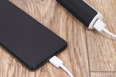 Dış güç bankası akıllı telefon veya cep telefonunu şarj ediyor