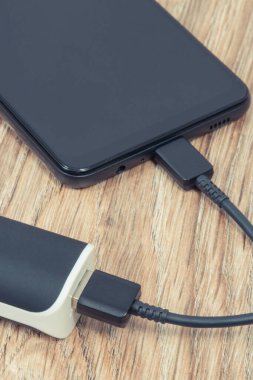 Dış güç bankası akıllı telefon veya cep telefonunu şarj ediyor