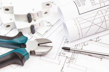 İş aletleri, elektrik sigortası ve elektrik tesisatı olan konut planlarının şemaları. Ev konsepti inşa ediliyor