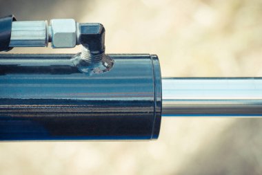 Makinedeki endüstriyel hidrolik ve pnömatik mekanizmanın bir parçası olarak piston ya da aktüatör. Makine ve teknoloji.