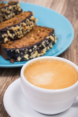 Taze pişmiş kabak hamuru ve tahtanın üzerinde bir fincan beyaz kahve. Tatlı nefis.