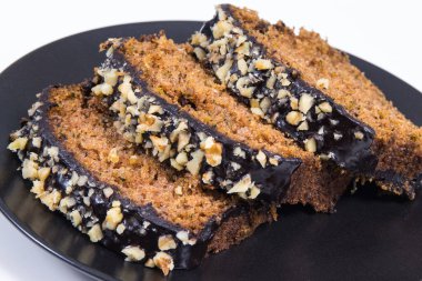 Fındık ve kuru üzümlü kabak hamuru parçaları. Lezzetli tatlı. Beyaz arkaplan