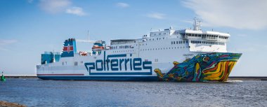 Swinoujscie, Batı Pomeranya - Polonya - 13 Haziran 2023: Cracovia feribotu Swinoujscie limanına giriş yapıyor. İsveç 'ten yolcu ve araba nakli