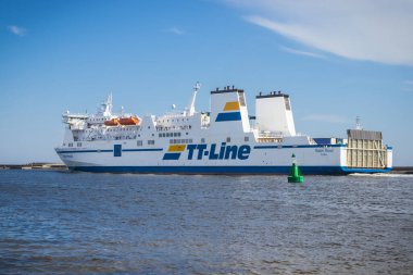 Swinoujscie, Batı Pomeranya - 13 Haziran 2023: TT-Line Robin Hood feribotu Swinoujscie limanından ayrılıp Trelleborg 'a yelken açıyor. Yolcuları ve arabaları taşı