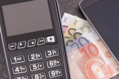 Kredi kartı okuyucu, Nfc teknolojisi ve curriencies euro ile cep telefonu. Nakit veya nakitsiz ödeme işlemi kavramı