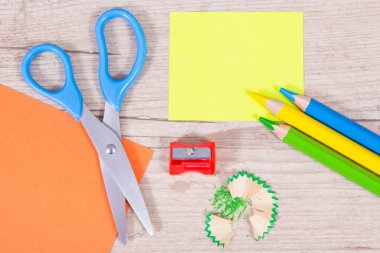 Okulda ya da anaokulunda öğrenmek için kullanılan farklı kırtasiye malzemeleri. Yaratıcılığın gelişimi, mantıklı düşünme, koordinasyon ve çocukların motor becerileri. Sarı kartta metin için yer