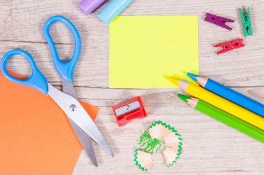 Okulda ya da anaokulunda öğrenmek için kullanılan kırtasiye malzemeleri. Yaratıcılığın gelişimi, mantıklı düşünme ve koordinasyon. Sarı kartta metin için yer