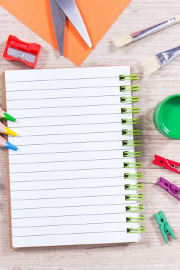 Okulda ya da anaokulunda öğrenim için kullanılan not defteri ve kırtasiye aksesuarları. Yaratıcılığın gelişimi ve çocukların motor becerileri