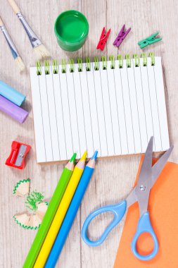 Okulda ya da anaokulunda öğrenim için kullanılan not defteri ve kırtasiye aksesuarları. Yaratıcılığın gelişimi ve çocukların motor becerileri