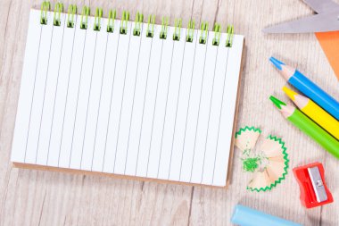 Okulda ya da anaokulunda öğrenim için kullanılan not defteri ve kırtasiye aksesuarları. Yaratıcılığın gelişimi ve çocukların motor becerileri