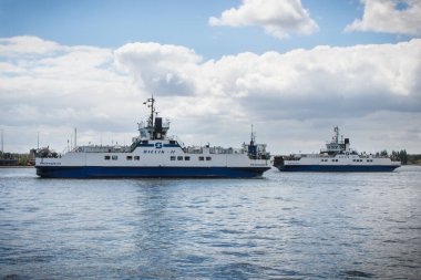 Swinoujscie, Batı Pomeranian - Polonya - 13 Haziran 2021: Bielik II ve III feribotlarında yolcu ve araba taşımak için kullanılan görüntüler. Swina Nehri 'ni geçen feribot noktası.