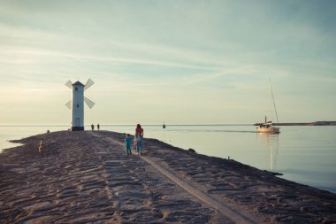 Swinoujscie, Batı Pomeranian - Polonya - 14 Haziran 2021: Yel değirmeni Stawa Mlyny 'nin günbatımında karakteristik yön bulma işareti