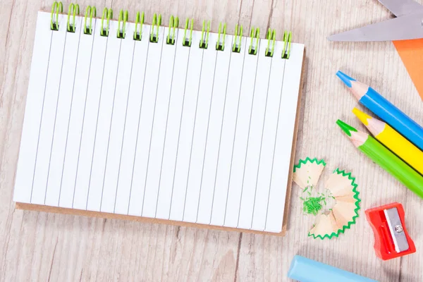 Okulda ya da anaokulunda öğrenim için kullanılan not defteri ve kırtasiye aksesuarları. Yaratıcılığın gelişimi ve çocukların motor becerileri