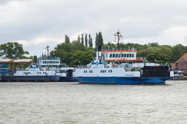 Swinoujscie, Batı Pomeranian - Polonya - 13 Haziran 2021: Bielik IV feribotu. Swina Nehri 'ni geçen feribot noktası.