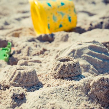 Çocuklar dinlenmek için plastik oyuncaklar ya da yaz kumsalında kumlarda oynamak için. Tatil zamanı.