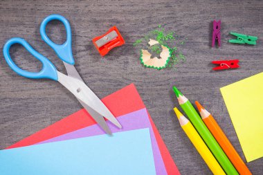 Okulda ya da anaokulunda öğrenmek için kullanılan ofis ve kırtasiye aksesuarları. Yaratıcılığın gelişimi, mantıksal düşünme, koordinasyon ve çocukların motor becerileri