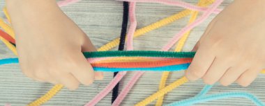 Yaratıcı sopalarla anaokulu öğrencilerinin elleri saymayı, renkleri ve çeşitli şekilleri öğreniyordu. Çocukların motor becerilerinin, koordinasyonun, yaratıcılığın ve mantıksal düşüncenin geliştirilmesi