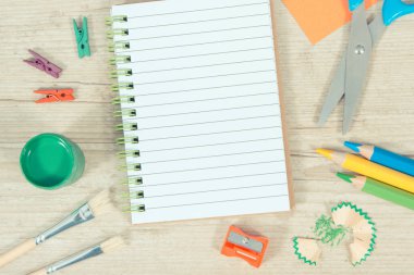 Okulda ya da anaokulunda öğrenim için kullanılan not defteri ve kırtasiye aksesuarları. Yaratıcılığın, koordinasyonun ve çocukların motor becerilerinin geliştirilmesi