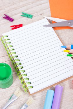 Okulda ya da anaokulunda öğrenim için kullanılan not defteri ve kırtasiye aksesuarları. Yaratıcılığın, koordinasyonun ve çocukların motor becerilerinin geliştirilmesi