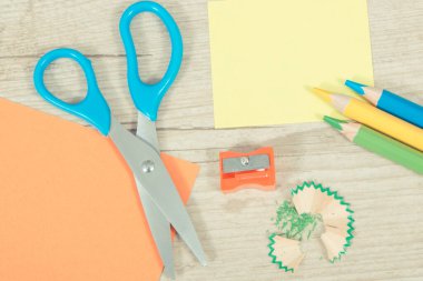 Okulda ya da anaokulunda öğrenmek için kullanılan kırtasiye malzemeleri. Yaratıcılığın gelişimi, mantıklı düşünme ve koordinasyon. Sarı kartta metin için yer