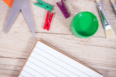 Okulda ya da anaokulunda öğrenim için kullanılan not defteri ve kırtasiye aksesuarları. Yaratıcılığın gelişimi ve çocukların motor becerileri