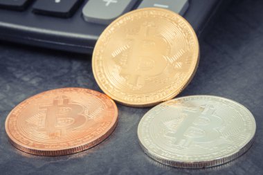 Hesap makineli bitcoin paralar. Kripto para birimi ve uluslararası ağ ödemesinin sembolü. Finans kavramı