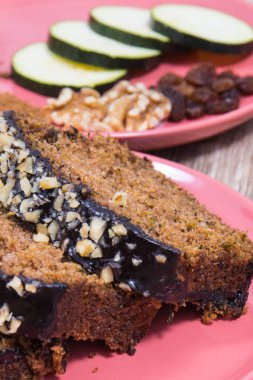 Tahtada kuru üzüm ve fındıklı kabaktan yapılmış taze pişmiş hamur işi. Tatlı nefis.