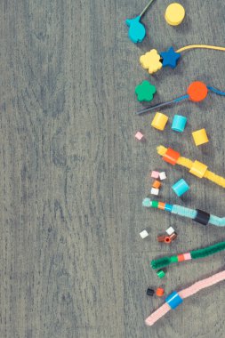 İplik, yaratıcı çubuklar ve bilezik yapımında kullanılan renkli boncuklar, saymayı ve çeşitli şekilleri sıralamayı öğrenin. Çocukların motor becerilerinin, yaratıcılığının ve mantıksal düşüncelerinin gelişimi