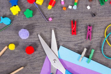 Okulda ya da anaokulunda öğrenmek için kullanılan boncuklu ve kırtasiyeli yaratıcı sopalar. Yaratıcılığın gelişimi, mantıksal düşünme, koordinasyon ve çocukların motor becerileri