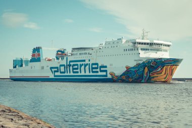 Swinoujscie, Batı Pomeranya - Polonya - 13 Haziran 2023: Cracovia feribotu Swinoujscie limanına giriş yapıyor. Yolcuları ve arabaları taşı