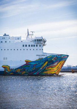 Swinoujscie, Batı Pomeranya - Polonya - 13 Haziran 2023: Cracovia feribotu Swinoujscie limanına giriş yapıyor. İsveç 'ten yolcu ve araba nakli