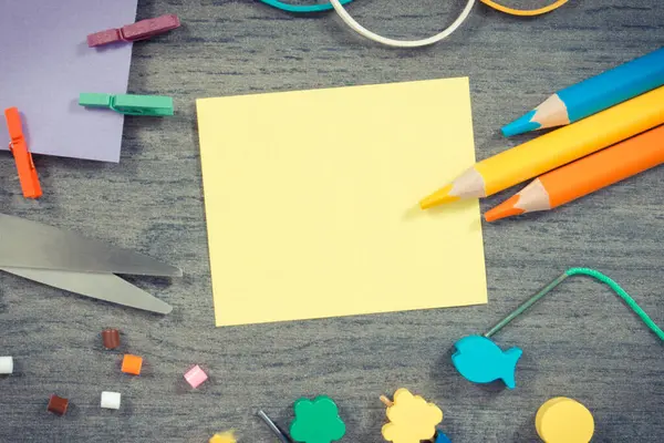 Okulda ya da anaokulunda öğrenmek için kullanılan boncuklu ve kırtasiyeli yaratıcı sopalar. Yaratıcılığın gelişimi, mantıksal düşünme, koordinasyon ve çocukların motor becerileri