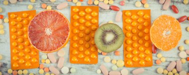 Taze doğal meyve ve ilaç. Meyve yemekle bağışıklığı güçlendirmek için takviye almak arasında seçim yapın