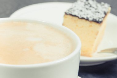 Bir fincan beyaz kahve ve taze pişmiş cheesecake. Tatlı nefis.