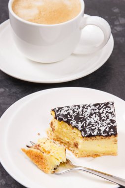 Taze pişmiş ev yapımı peynirli kek ve sütlü kahve. Tatlı nefis.